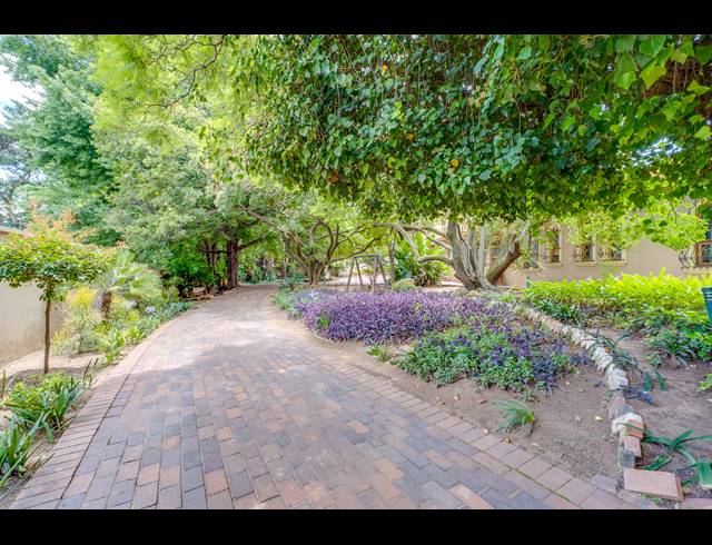 9 BEDROOM FREESTANDING FOR SALE IN BRYANSTON
